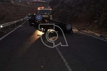 Un turismo vuelca en la carretera de Los Picos, en Telde, a la altura de Llano Madrid (Foto TA)